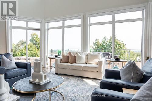 5500 Steeles Avenue W, Milton, ON - Indoor Photo Showing Living Room