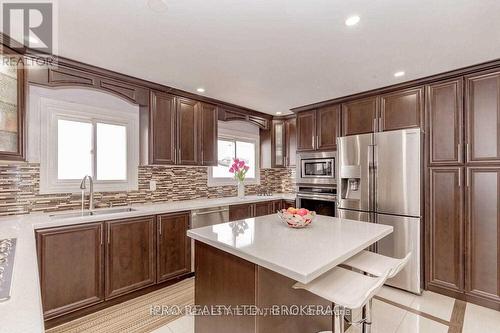 3652 Keenan Crescent, Mississauga, ON - Indoor Photo Showing Kitchen With Upgraded Kitchen