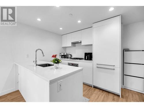 2609 652 Whiting Way, Coquitlam, BC - Indoor Photo Showing Kitchen