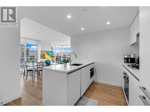 2609 652 Whiting Way, Coquitlam, BC - Indoor Photo Showing Kitchen