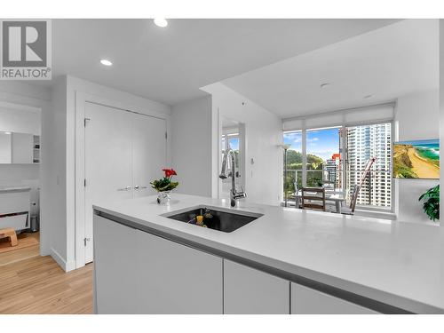 2609 652 Whiting Way, Coquitlam, BC - Indoor Photo Showing Kitchen