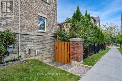 6 Dale Avenue, Toronto, ON - Outdoor