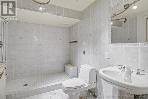 2239 Gerrard Street E, Toronto, ON - Indoor Photo Showing Bathroom