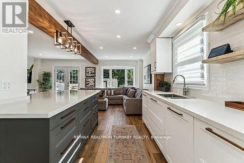 21 Sunbird Boulevard, Georgina, ON - Indoor Photo Showing Kitchen With Double Sink With Upgraded Kitchen