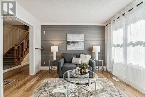 21 Sunbird Boulevard, Georgina, ON - Indoor Photo Showing Living Room