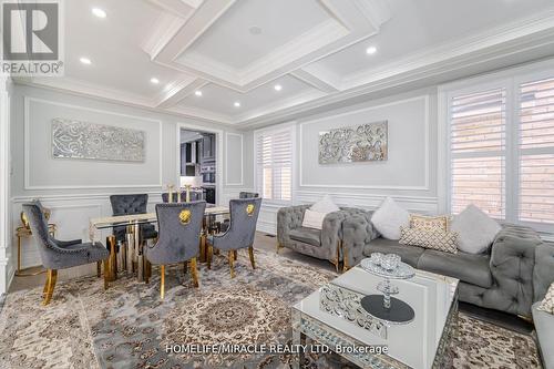 27 Balsdon Hollow, East Gwillimbury, ON - Indoor Photo Showing Living Room