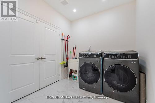 27 Balsdon Hollow, East Gwillimbury, ON - Indoor Photo Showing Laundry Room