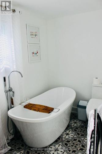 8 South Street W, Orillia, ON - Indoor Photo Showing Bathroom