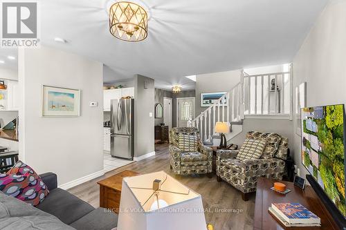 101 Market Street, Collingwood, ON - Indoor Photo Showing Living Room