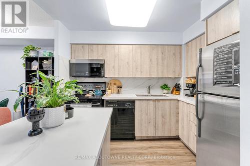 1223 - 3888 Duke Of York Boulevard, Mississauga, ON - Indoor Photo Showing Kitchen