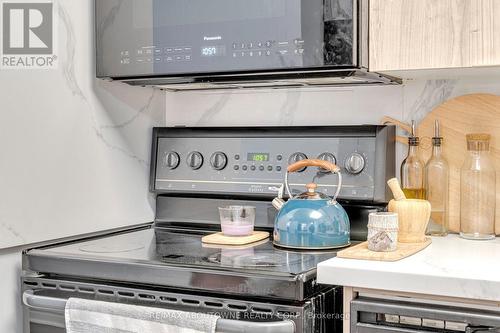 1223 - 3888 Duke Of York Boulevard, Mississauga, ON - Indoor Photo Showing Kitchen