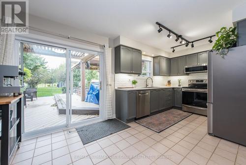 5 Cochrane Avenue, Brampton, ON - Indoor Photo Showing Kitchen