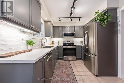 5 Cochrane Avenue, Brampton, ON - Indoor Photo Showing Kitchen With Double Sink With Upgraded Kitchen