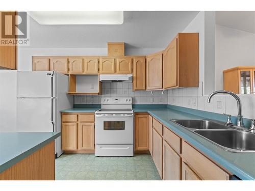 3485 Rosedale Avenue Unit# 6, Armstrong, BC - Indoor Photo Showing Kitchen With Double Sink