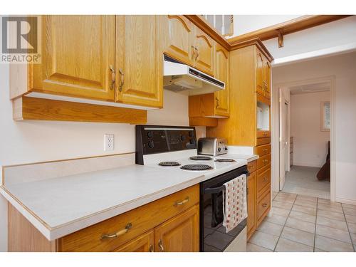 9611 Kilkenny Place, Fintry, BC - Indoor Photo Showing Kitchen