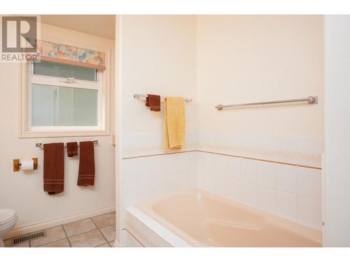 9611 Kilkenny Place, Fintry, BC - Indoor Photo Showing Bathroom