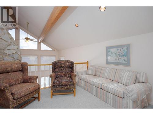 9611 Kilkenny Place, Fintry, BC - Indoor Photo Showing Living Room