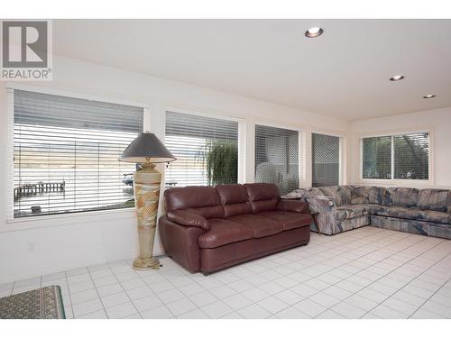 9611 Kilkenny Place, Fintry, BC - Indoor Photo Showing Living Room