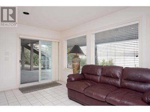 9611 Kilkenny Place, Fintry, BC - Indoor Photo Showing Living Room