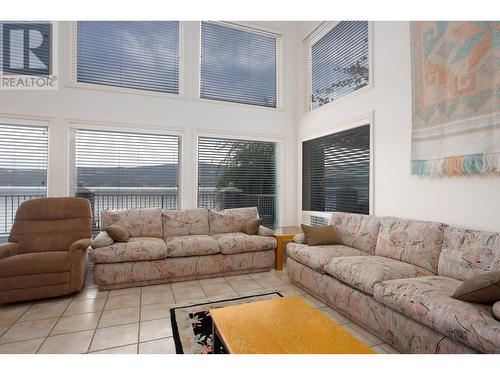 9611 Kilkenny Place, Fintry, BC - Indoor Photo Showing Living Room