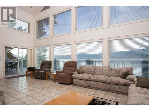 9611 Kilkenny Place, Fintry, BC - Indoor Photo Showing Living Room