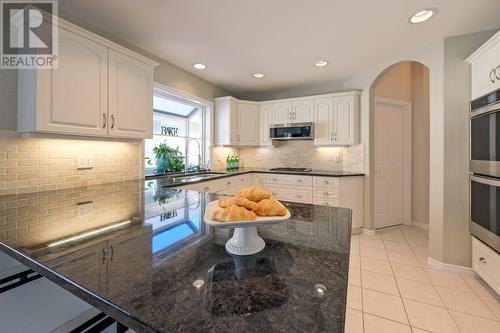 4020 Gallaghers Terrace, Kelowna, BC - Indoor Photo Showing Kitchen