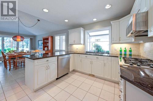 4020 Gallaghers Terrace, Kelowna, BC - Indoor Photo Showing Kitchen