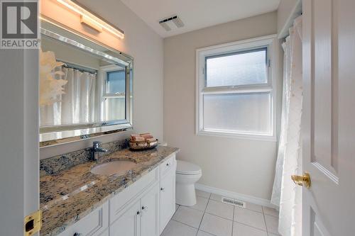 4020 Gallaghers Terrace, Kelowna, BC - Indoor Photo Showing Bathroom