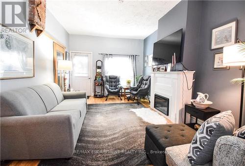 585 John Street N, Hamilton, ON - Indoor Photo Showing Living Room