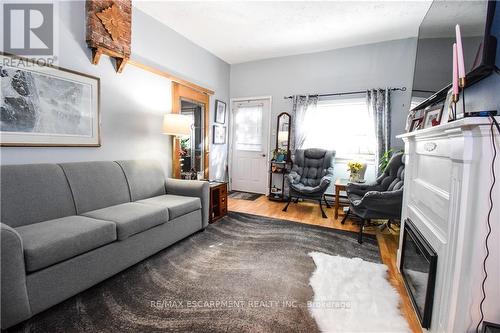 585 John Street N, Hamilton, ON - Indoor Photo Showing Living Room