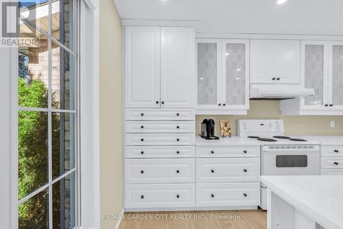 31 Governor'S Road, Grimsby, ON - Indoor Photo Showing Kitchen