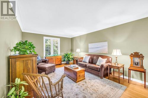 31 Governor'S Road, Grimsby, ON - Indoor Photo Showing Living Room