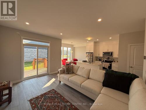 7105 Parsa Street, Niagara Falls, ON - Indoor Photo Showing Living Room