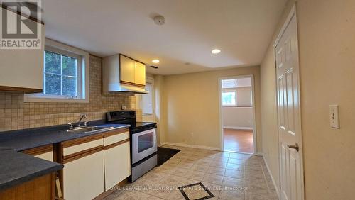 4918 Homestead Drive, Lincoln, ON - Indoor Photo Showing Kitchen With Double Sink