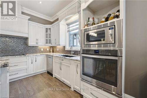 34 Angels Drive, Niagara-On-The-Lake, ON - Indoor Photo Showing Kitchen With Double Sink With Upgraded Kitchen