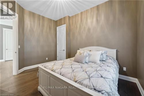 34 Angels Drive, Niagara-On-The-Lake, ON - Indoor Photo Showing Bedroom