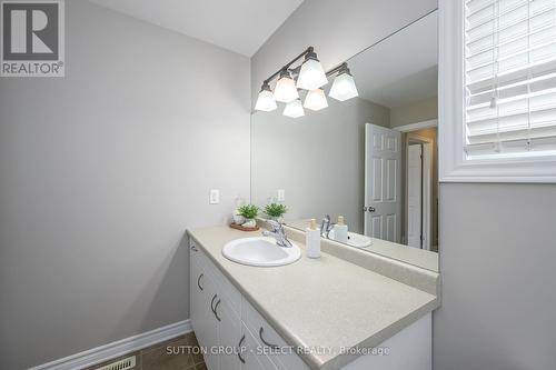 345 Meadowsweet Trail, London, ON - Indoor Photo Showing Bathroom