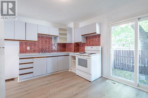 213 Caroline Street N, Hamilton, ON - Indoor Photo Showing Kitchen