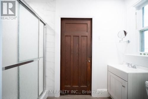 480 Colborne Street, Brantford, ON - Indoor Photo Showing Bathroom