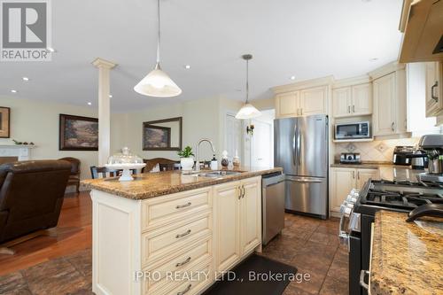 76 Stavely Crescent, Toronto, ON - Indoor Photo Showing Kitchen With Upgraded Kitchen