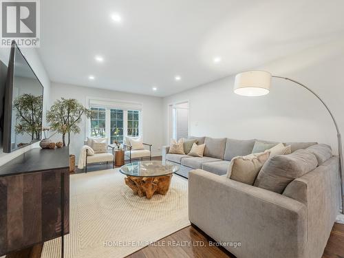 521 Oneida Drive, Burlington, ON - Indoor Photo Showing Living Room