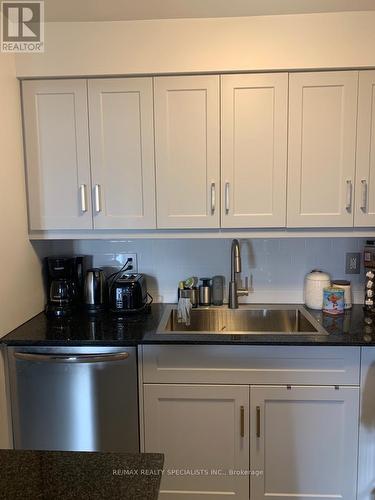 2210 - 310 Burnhamthorpe Road, Mississauga, ON - Indoor Photo Showing Kitchen