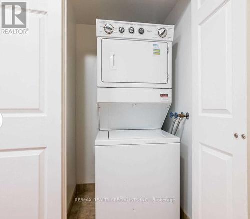 2210 - 310 Burnhamthorpe Road, Mississauga, ON - Indoor Photo Showing Laundry Room