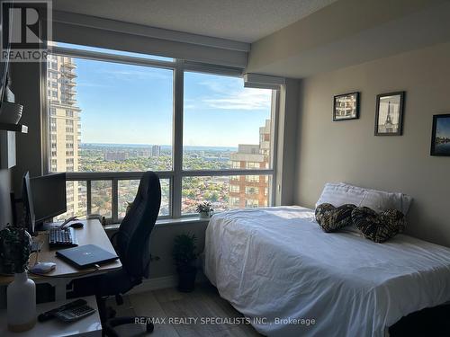 2210 - 310 Burnhamthorpe Road, Mississauga, ON - Indoor Photo Showing Bedroom