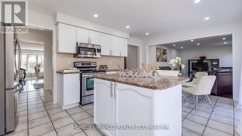 24 Williamson Drive, Brampton, ON - Indoor Photo Showing Kitchen With Upgraded Kitchen