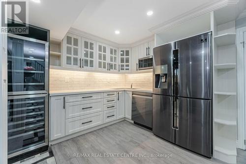 119 Hoey Crescent, Oakville, ON - Indoor Photo Showing Kitchen