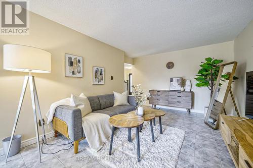 4066 Renfrew Crescent, Mississauga, ON - Indoor Photo Showing Living Room