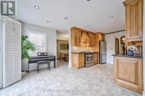 4066 Renfrew Crescent, Mississauga, ON - Indoor Photo Showing Kitchen