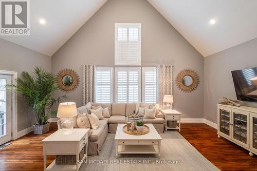 62 Minnewawa Road, Mississauga, ON - Indoor Photo Showing Living Room