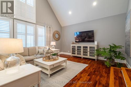 62 Minnewawa Road, Mississauga, ON - Indoor Photo Showing Living Room